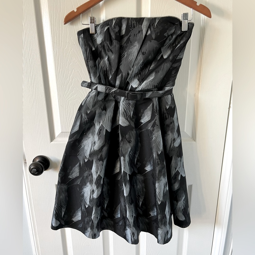 Beautiful strapless cocktail dress new from White House Black market. size 0